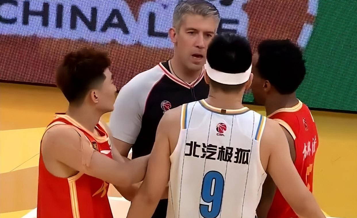 热门球队遭到顽强对手逆转，局势失衡