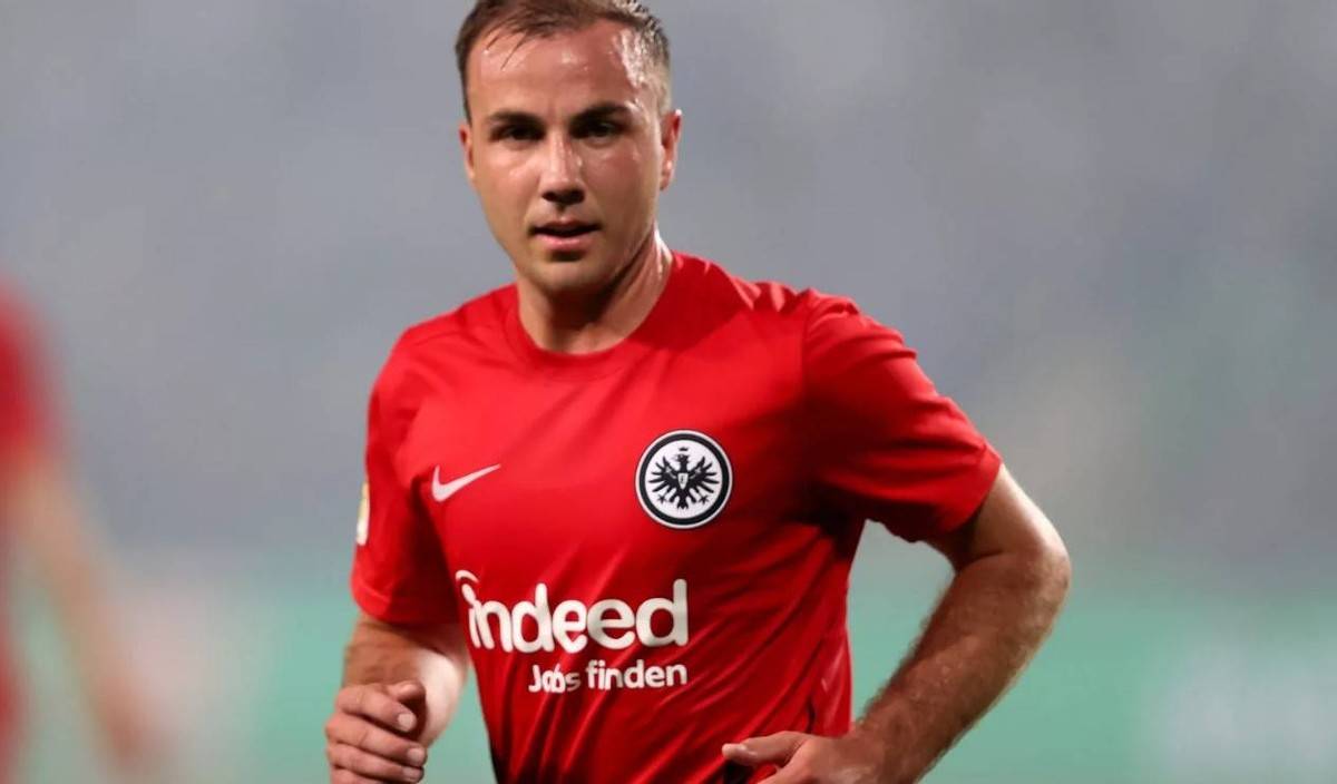 关于沙尔克前锋状态低迷，球迷呼吁支持他重振雄风的信息