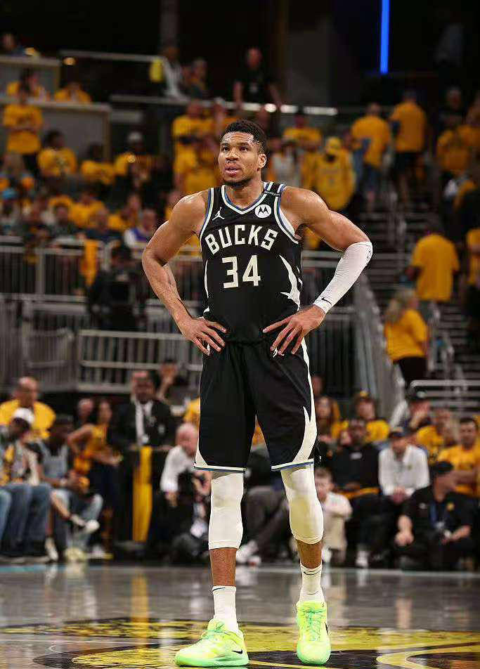 关于雄鹿队惨败后更衣室爆发冲突，主帅回应，当前行业大学关于.的信息